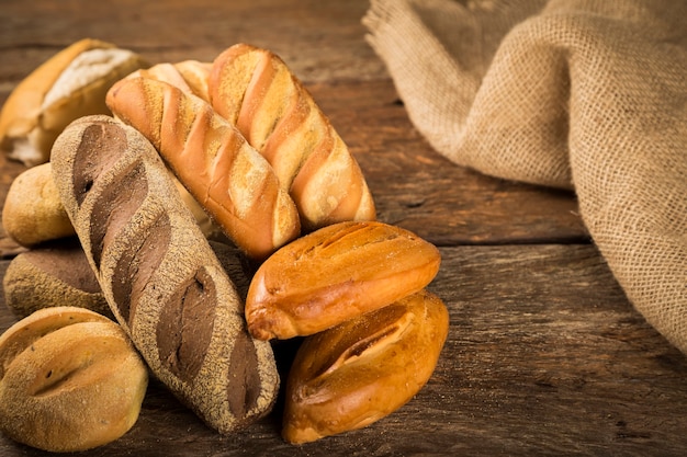 Panetteria Diversi tipi di pane fresco in tavola