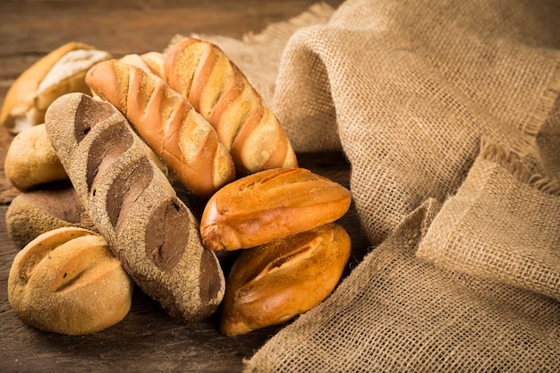 Panetteria Diversi tipi di pane fresco in tavola