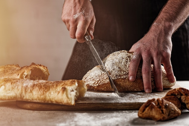 Panettiere con pane appena sfornato