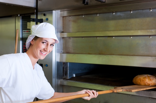 Panettiere femminile cuocere il pane