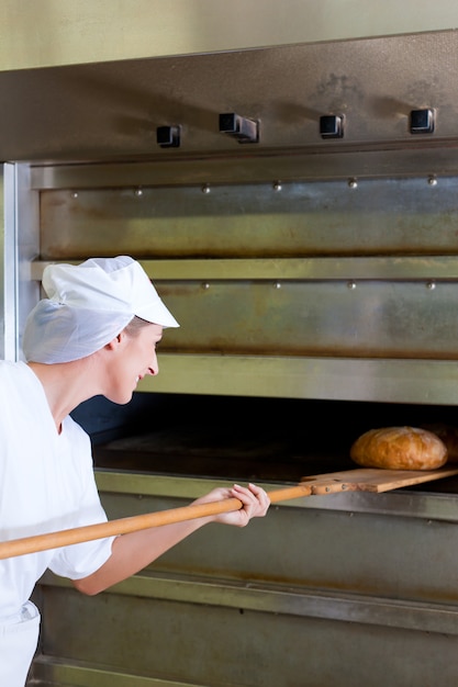 Panettiere femminile cuocere il pane