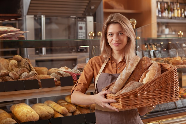 Panettiere femminile maturo che lavora al suo negozio di panetteria