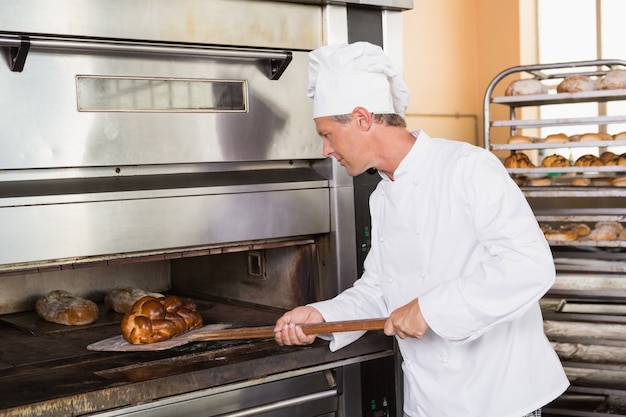 Panettiere messo a fuoco che elimina pagnotta fresca