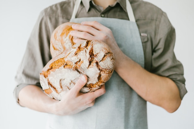 Panettiere o cuoco con pane appena sfornato