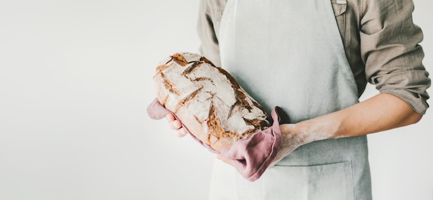 Panettiere o cuoco con pane appena sfornato