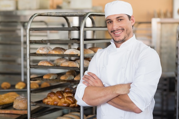 Panettiere sorridente che guarda l&#39;obbiettivo