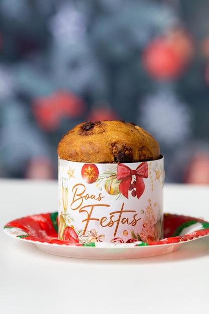 Panettone al cioccolato decorato a Natale