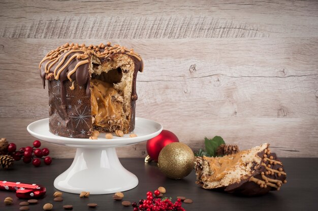 panettone artigianale ricoperto di cioccolato e codette