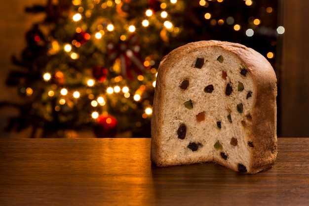 Panettone brasiliano, un dolce tradizionale nel Natale brasiliano con luci natalizie