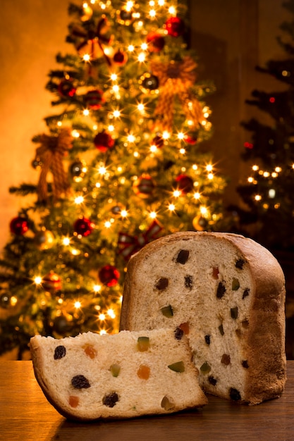 Panettone brasiliano, un dolce tradizionale nel Natale brasiliano con luci natalizie