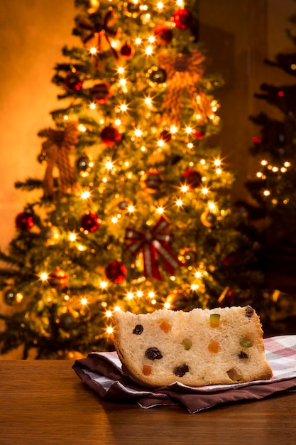 Panettone brasiliano, un dolce tradizionale nel Natale brasiliano con luci natalizie