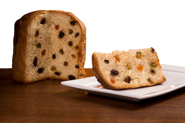 Panettone brasiliano, una pasticceria tradizionale brasiliana con una parete bianca.