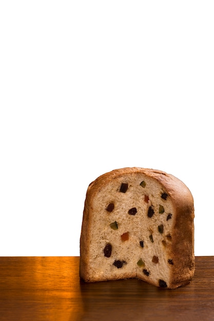 Panettone brasiliano, una pasticceria tradizionale brasiliana con una parete bianca.