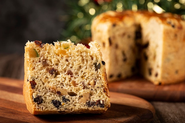 Panettone con frutta candita, tradizionale pane natalizio.