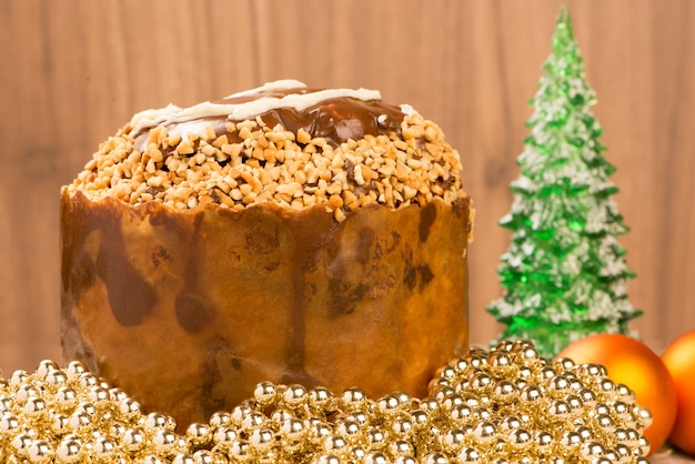 Panettone con ornamenti natalizi