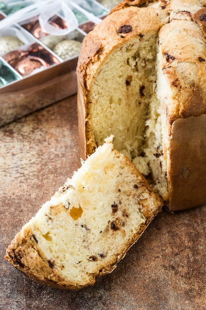 Panettone dolce natalizio su legno arrugginito