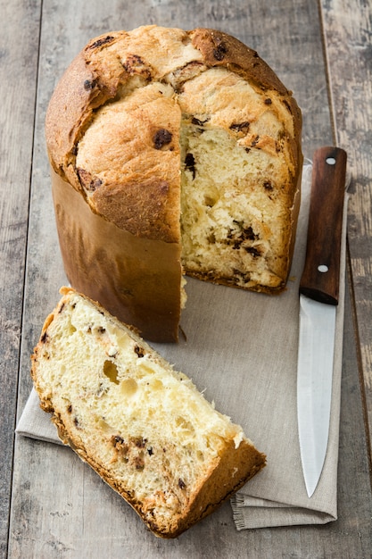 Panettone dolce natalizio su legno rustico