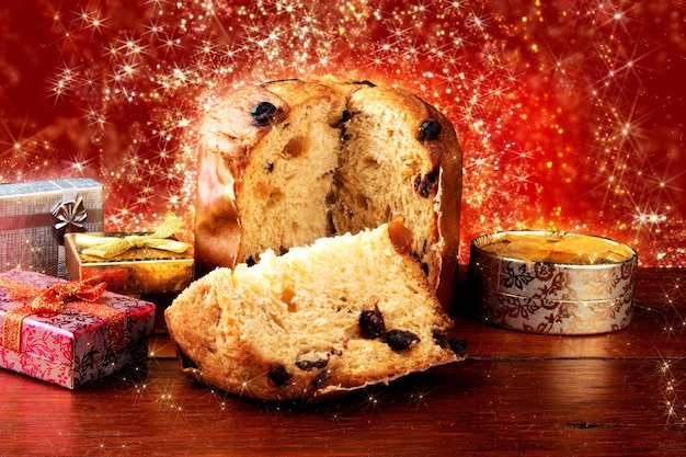 Panettone dolce tradizionale italiano per Natale. Sfondo con luci sfocate.