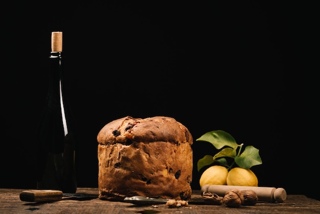 Panettone fatto in casa anche su un tavolo di legno rustico da vicino