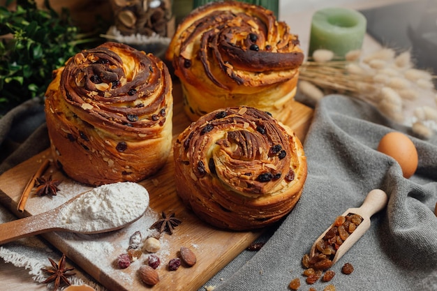 Panettone kraffin con torta di pane tradizionale pasquale decorato sul tavolo della cucina