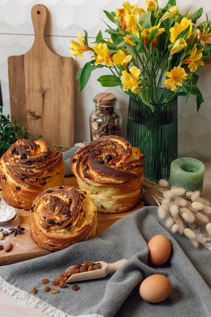 Panettone kraffin con torta di pane tradizionale pasquale decorato sul tavolo della cucina