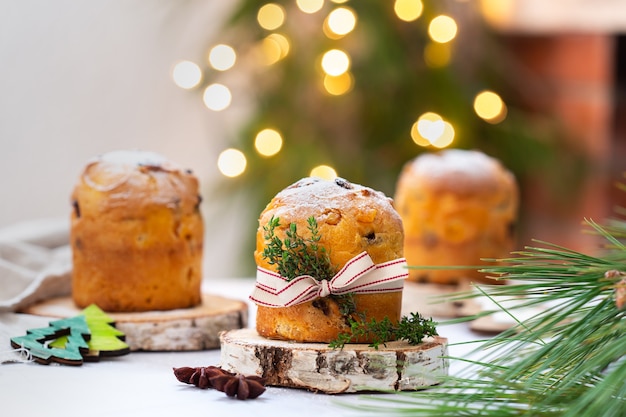 Panettone natalizio tradizionale italiano con decorazioni festive