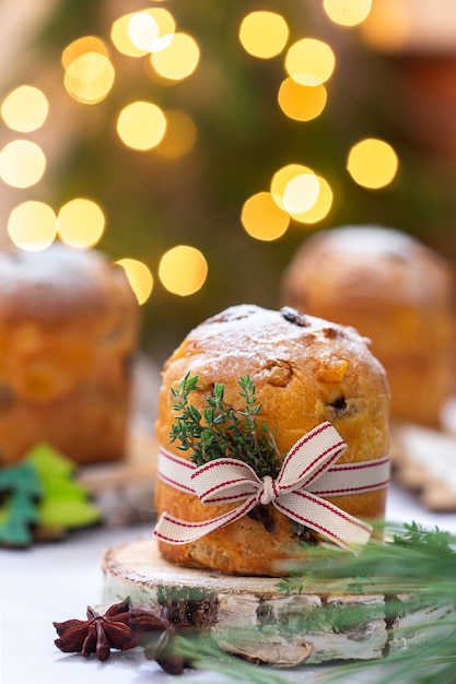 Panettone natalizio tradizionale italiano con decorazioni festive