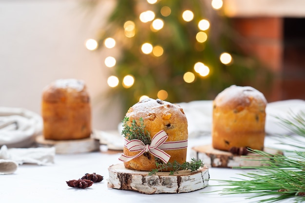 Panettone natalizio tradizionale italiano con decorazioni festive