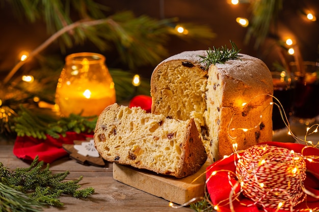 Panettone natalizio tradizionale italiano con decorazioni festive