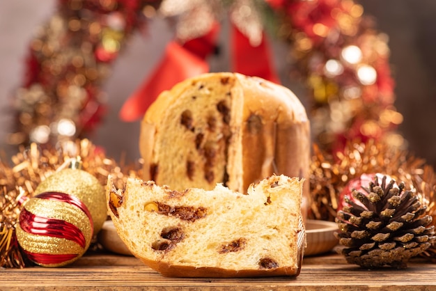 Panettone Panettone ai sapori di cioccolato su tavola rustica con decorazioni natalizie Messa a fuoco selettiva