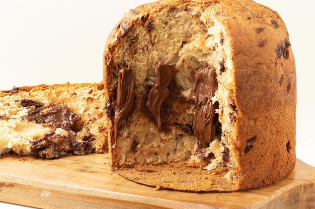 Panettone ripieno di cioccolato sul tagliere