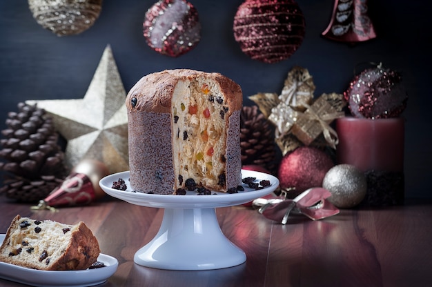 Panettone su un tavolo in legno con decorazioni natalizie, fuoco selettivo