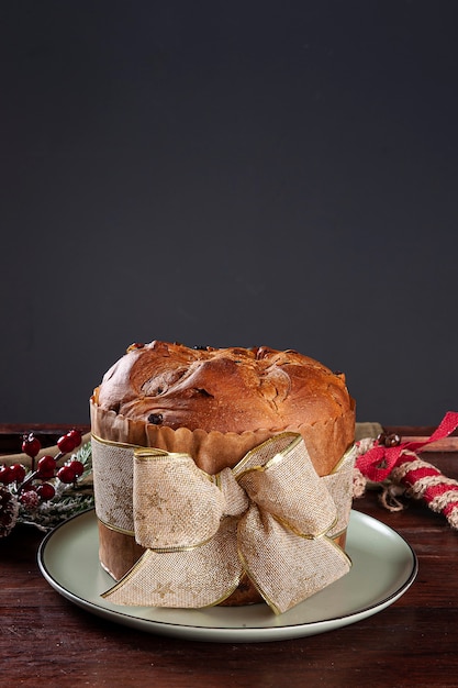 Panettone. Tipico dolce alla frutta servito a Natale. Copia spazio