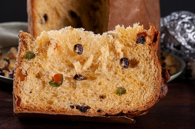 Panettone. Tipico dolce alla frutta servito a Natale.