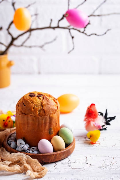 Panettone torta di Pasqua italiana o kulich russo