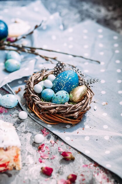 panettone Torta pasquale con meringa e decorazione sul tavolo