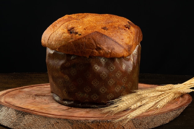 Panettone tradizionale natalizio con fondo nero.