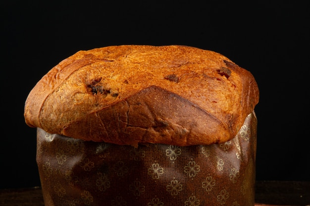 Panettone tradizionale natalizio con fondo nero.