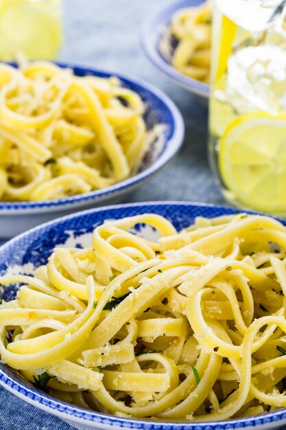 Pangrattato di pasta fresca con uova croccanti in tavola.