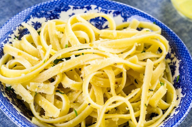 Pangrattato di pasta fresca con uova croccanti in tavola.