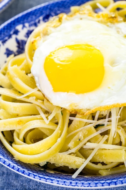 Pangrattato di pasta fresca con uova croccanti in tavola.