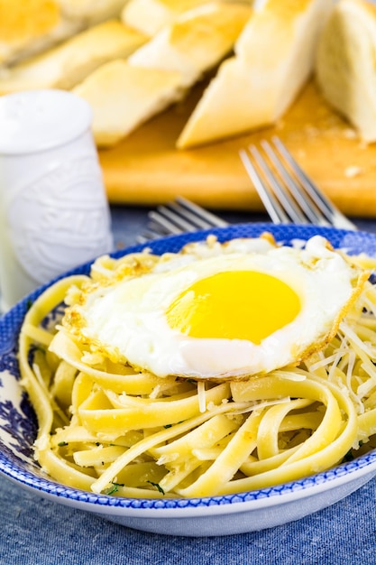 Pangrattato di pasta fresca con uova croccanti in tavola.