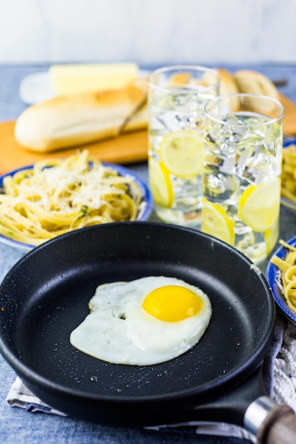 Pangrattato di pasta fresca con uova croccanti in tavola.