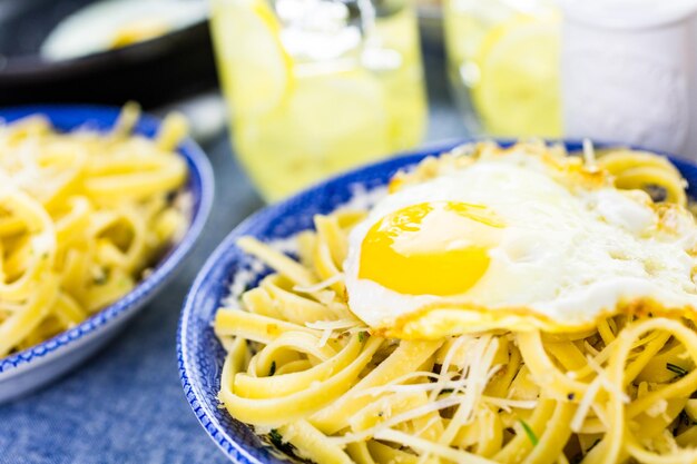 Pangrattato di pasta fresca con uova croccanti in tavola.