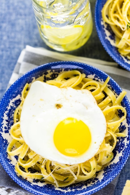 Pangrattato di pasta fresca con uova croccanti in tavola.