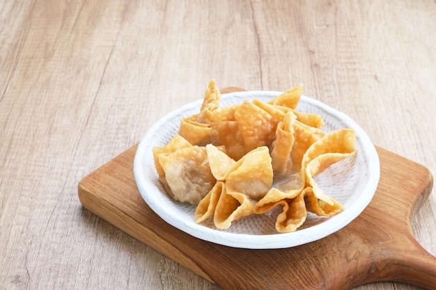 Pangsit Goreng (gnocco fritto di pollo), cibo tradizionale indonesiano. Servito con salsa