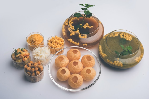 Pani Puri OR Golgappa è un popolare menu di chat indiano, messa a fuoco selettiva