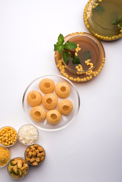 Pani Puri OR Golgappa è un popolare menu di chat indiano, messa a fuoco selettiva