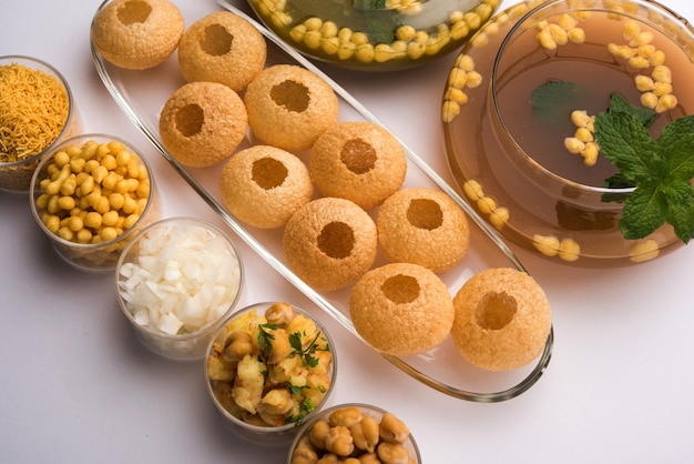 Pani Puri OR Golgappa è un popolare menu di chat indiano, messa a fuoco selettiva