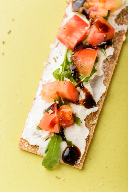 Pani tostati su pane croccante con pomodori